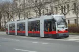Wien Straßenbahnlinie 44 mit Niederflurgelenkwagen 35 auf Universitätsstraße (2014)