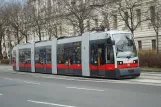 Wien Straßenbahnlinie 44 mit Niederflurgelenkwagen 35nah Landesgerichtsstr. (2014)