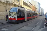 Wien Straßenbahnlinie 49 mit Niederflurgelenkwagen 710 am Zieglergasse (2014)