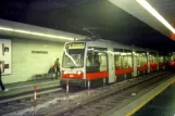 Wien Straßenbahnlinie 6 mit Niederflurgelenkwagen 630 am Eichenstraße (2001)