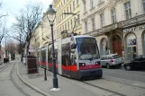 Wien Straßenbahnlinie 62 mit Niederflurgelenkwagen 5 am Oper  (Kärntner Ring) (2010)