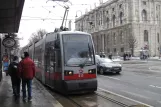 Wien Straßenbahnlinie 71 mit Niederflurgelenkwagen 613 am Burgring (2013)