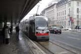 Wien Straßenbahnlinie 71 mit Niederflurgelenkwagen 647 am Schottentor (2013)
