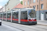 Wien Straßenbahnlinie D mit Niederflurgelenkwagen 650 auf Heiligenstädter Straße (2014)
