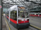 Wien Straßenbahnlinie O mit Niederflurgelenkwagen 12 am Praterstern (2016)