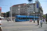 Zagreb Straßenbahnlinie 17 mit Niederflurgelenkwagen 2222 auf Trg bana Josipa Jelačića (2008)