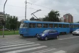 Zagreb Straßenbahnlinie 7 mit Triebwagen 472 auf Maksimirska cesta, von der Seite gesehen (2008)