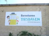 Zeichen: Aarhus Triebwagen 9 Der Eingang zum Tirsdalens Kindergarten in Kristrup bei Randers (2019)