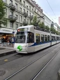 Zürich Straßenbahnlinie 10 mit Niederflurgelenkwagen 3076 am Bahnhofstrasse/HB (2021)
