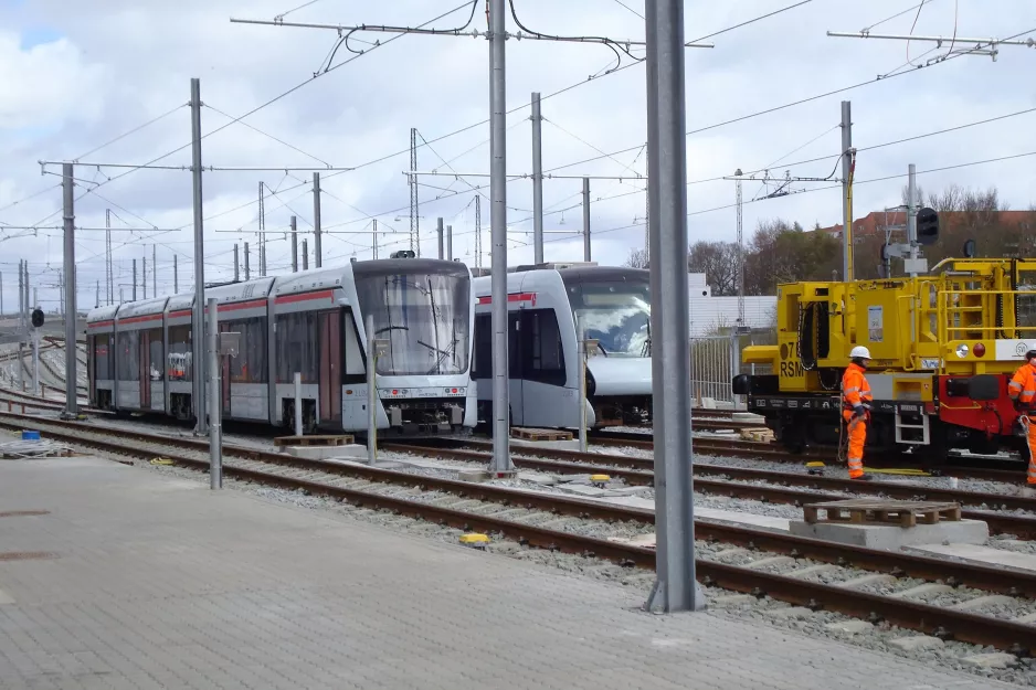 Aarhus Niederflurgelenkwagen 1101-1201 auf der Seitenbahn bei Trafik- og Servicecenter (2017)