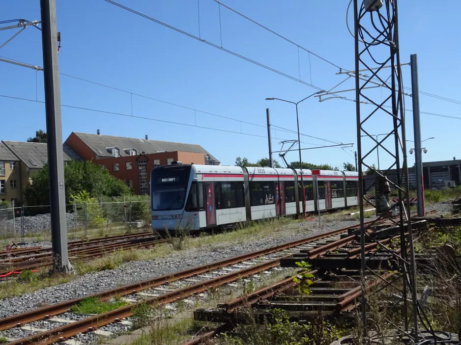Aarhus Niederflurgelenkwagen 1105-1205 auf der Seitenbahn bei Odder (2020)