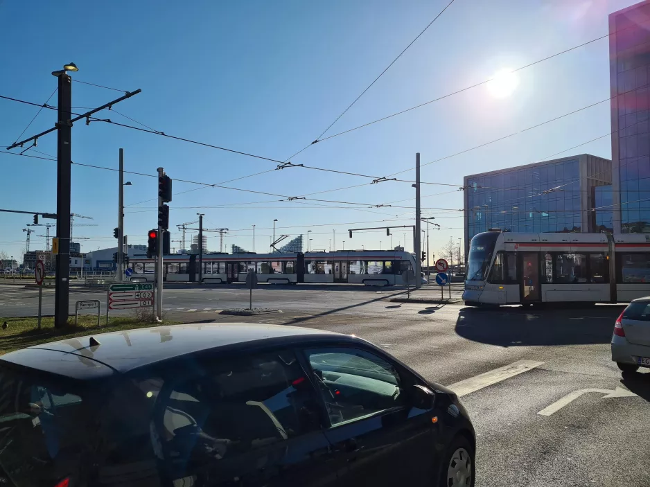 Aarhus Stadtbahn Linie L1 in der Kreuzung Nørreport/Kystvejen/Bernhardt Jensens Blvd (2021)