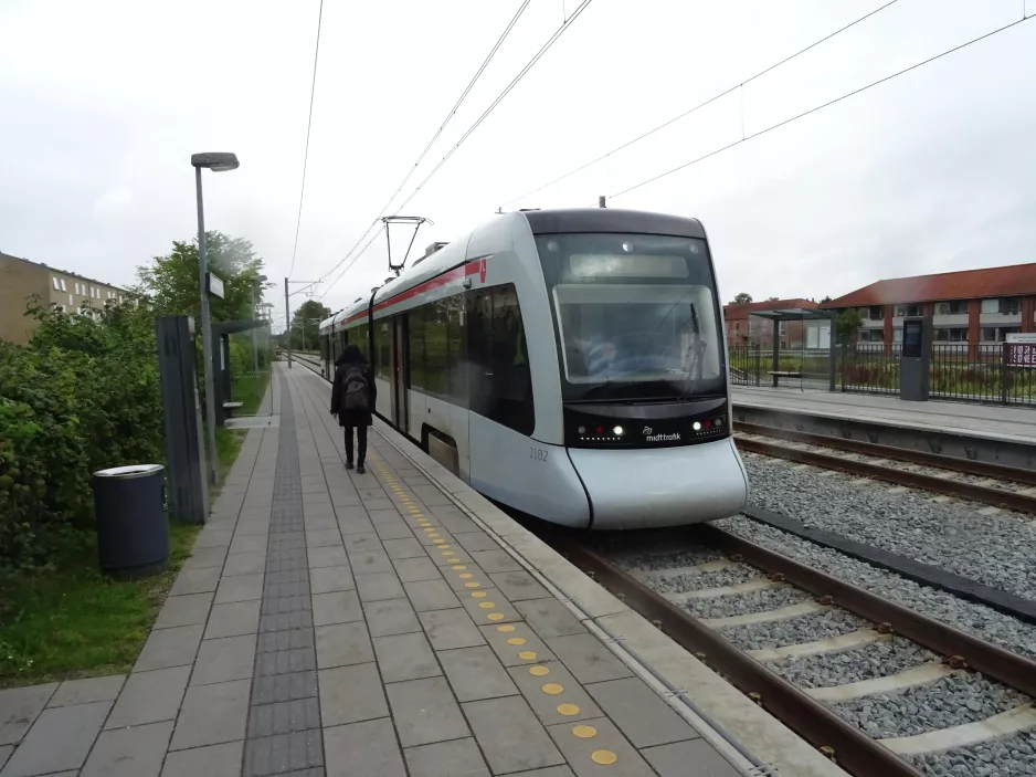 Aarhus Stadtbahn Linie L1 mit Niederflurgelenkwagen 2102-2202 am Vestre Strandallé (2023)