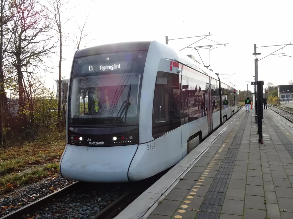 Aarhus Stadtbahn Linie L1 mit Niederflurgelenkwagen 2104-2204 am Hornslet (2020)