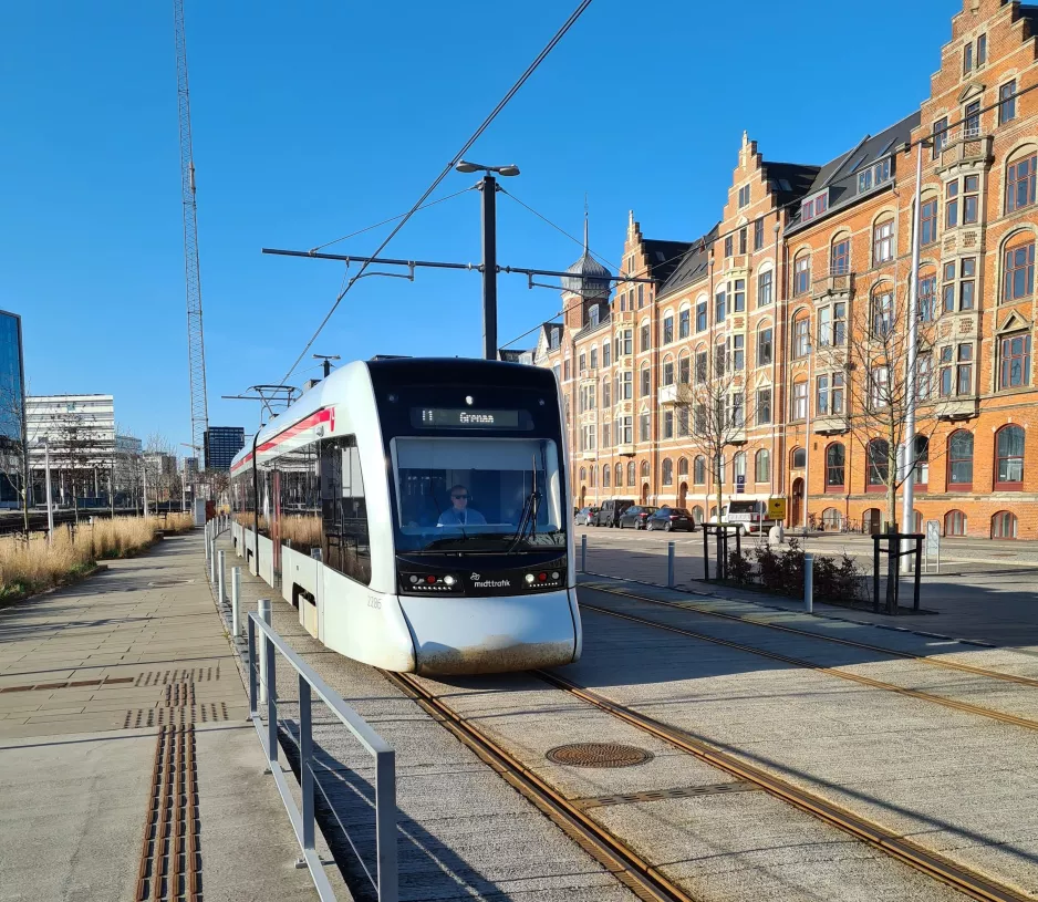 Aarhus Stadtbahn Linie L1 mit Niederflurgelenkwagen 2106-2206nah Østbanetorvet (2021)