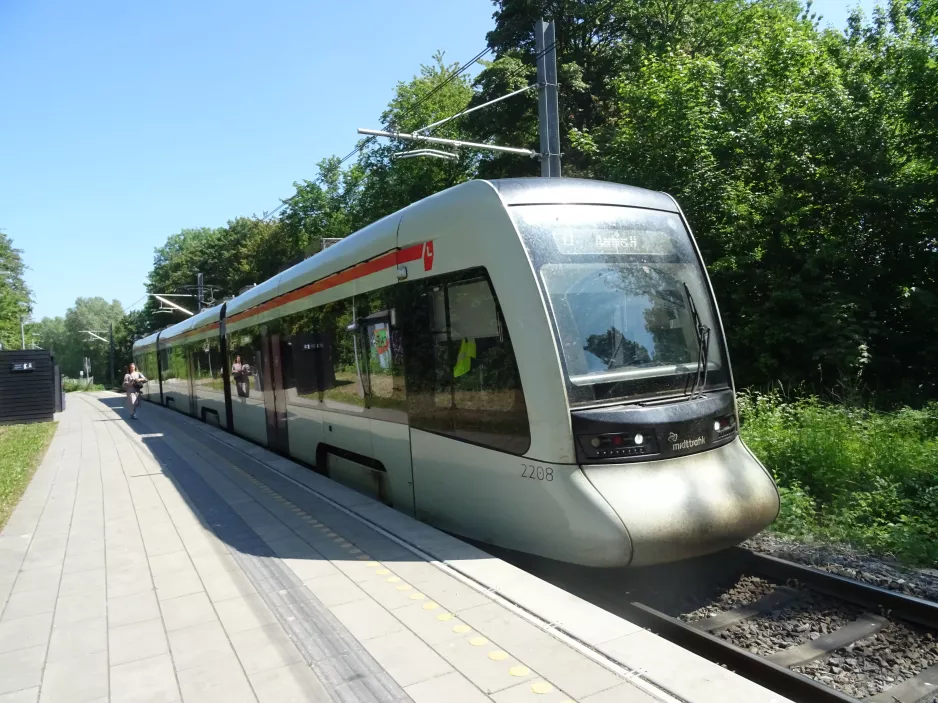 Aarhus Stadtbahn Linie L1 mit Niederflurgelenkwagen 2108-2208 am Hovmarken (2023)