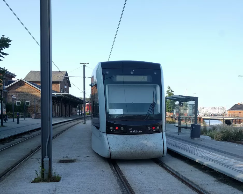 Aarhus Stadtbahn Linie L1 mit Niederflurgelenkwagen 2109-2209 am Østbanetorvet (2020)