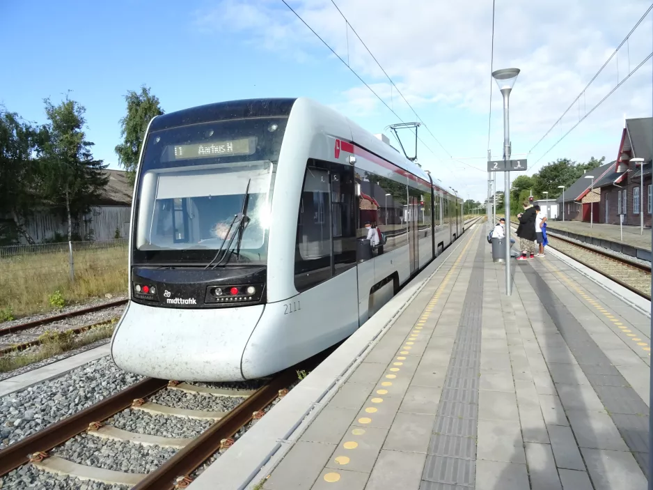 Aarhus Stadtbahn Linie L1 mit Niederflurgelenkwagen 2111-2211 am Ryomgård (2020)