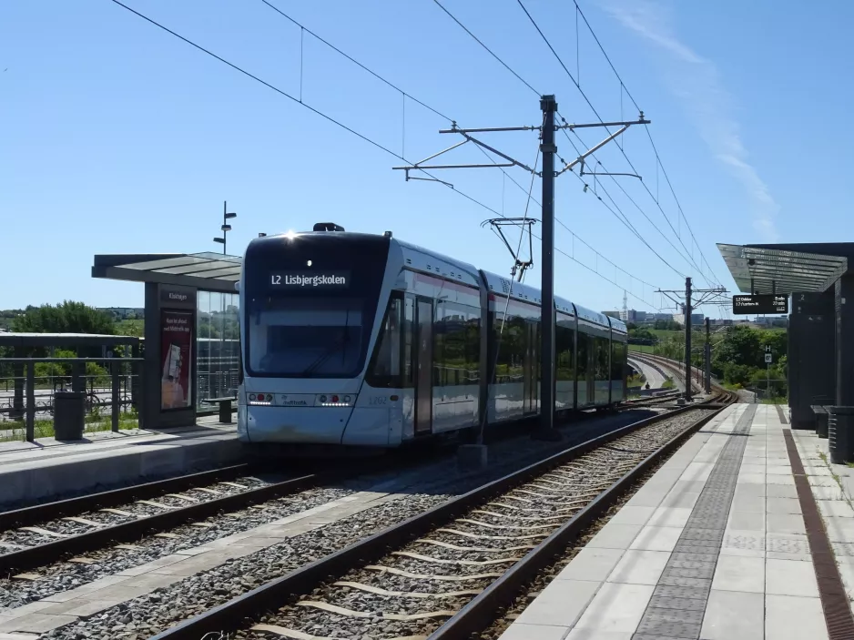 Aarhus Stadtbahn Linie L2 mit Niederflurgelenkwagen 1102-1202 am Klokhøjen  von hinten gesehen (2020)