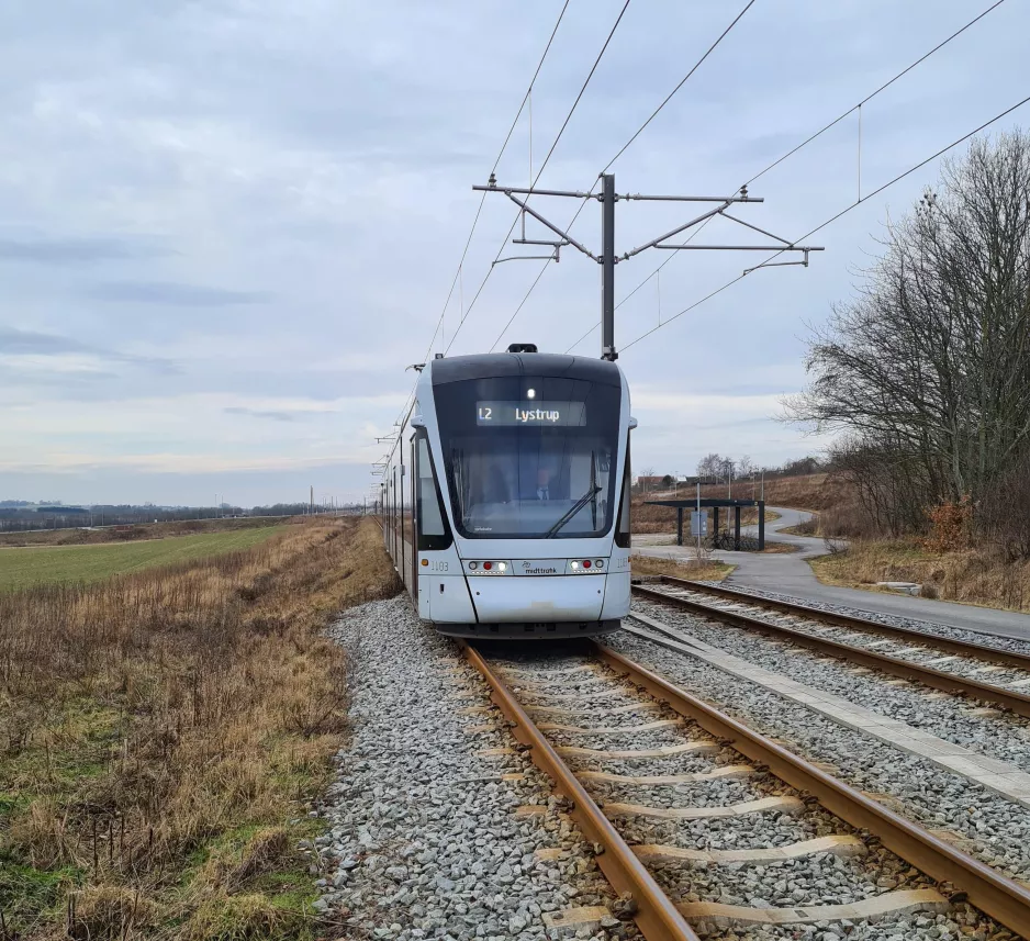 Aarhus Stadtbahn Linie L2 mit Niederflurgelenkwagen 1103-1203 nahe bei Lisbjerg-Terp (2021)
