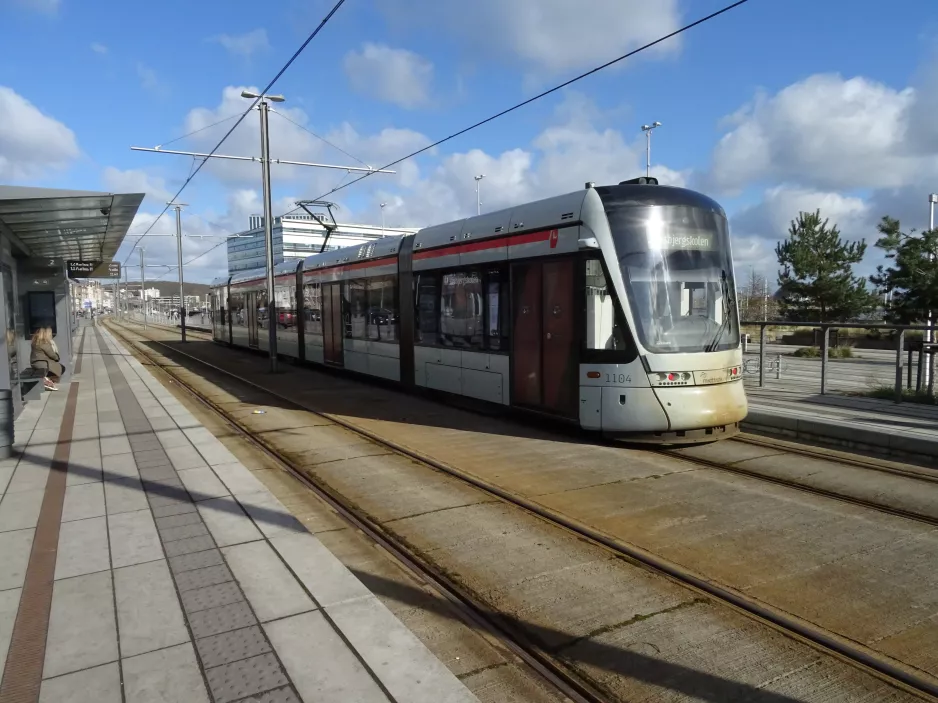 Aarhus Stadtbahn Linie L2 mit Niederflurgelenkwagen 1104-1204 am Skolebakken (2023)