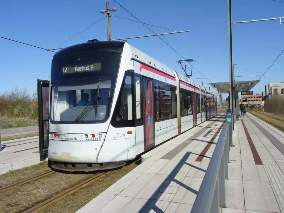 Aarhus Stadtbahn Linie L2 mit Niederflurgelenkwagen 1104-1204 am Universitetshospitalet (2022)