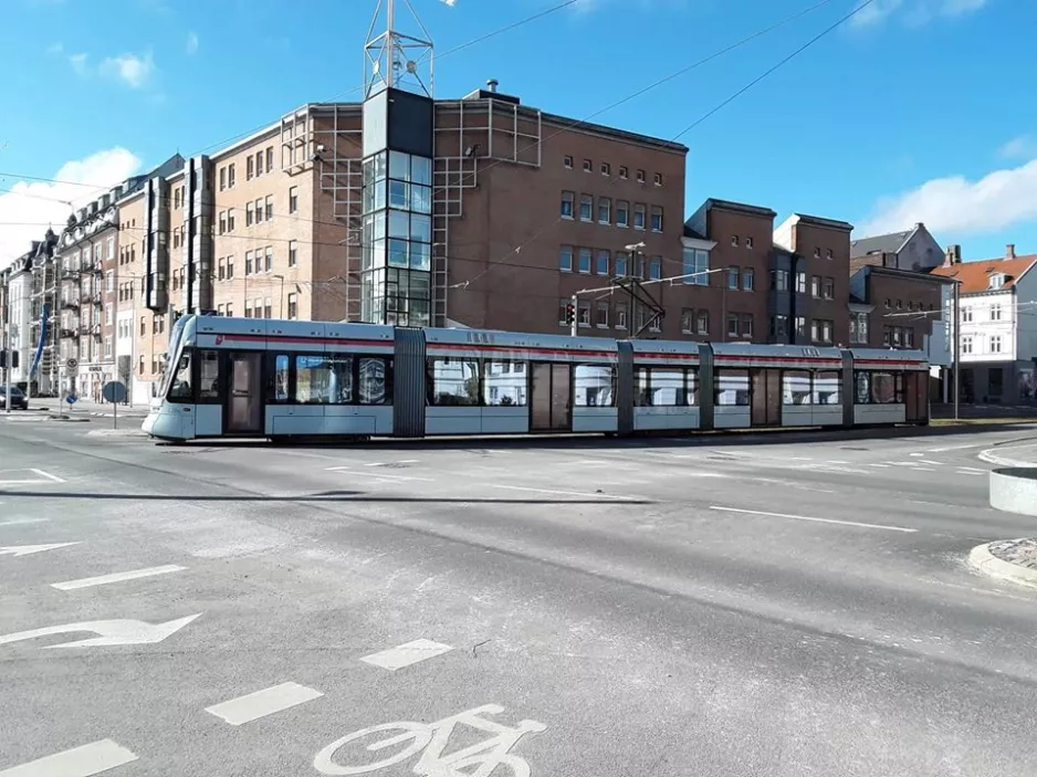 Aarhus Stadtbahn Linie L2 mit Niederflurgelenkwagen 1104-1204nah Nørreport (2018)