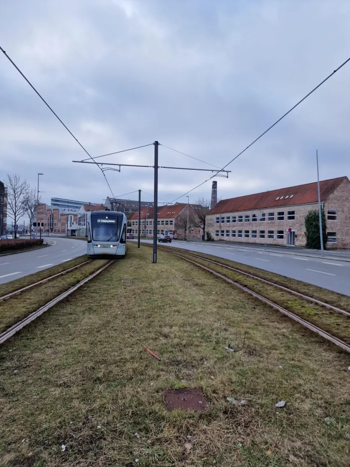 Aarhus Stadtbahn Linie L2 mit Niederflurgelenkwagen 1105-1205 auf Nørreport (2023)
