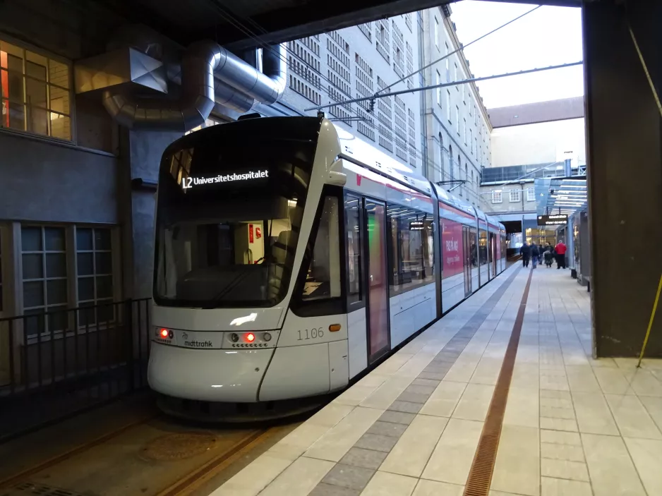 Aarhus Stadtbahn Linie L2 mit Niederflurgelenkwagen 1106-1206 am Aarhus H (2018)