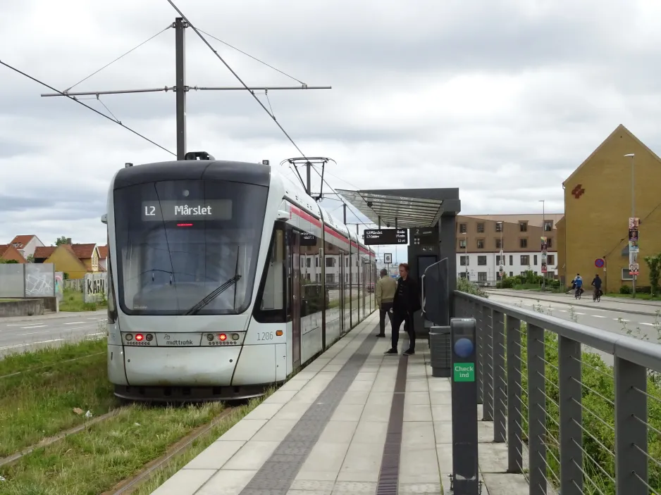 Aarhus Stadtbahn Linie L2 mit Niederflurgelenkwagen 1106-1206 am Stockholmsgade (2024)