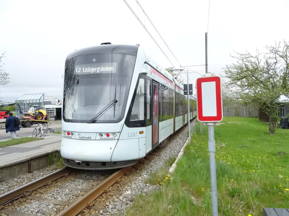 Aarhus Stadtbahn Linie L2 mit Niederflurgelenkwagen 1107-1207 am Øllegårdsvej (2021)