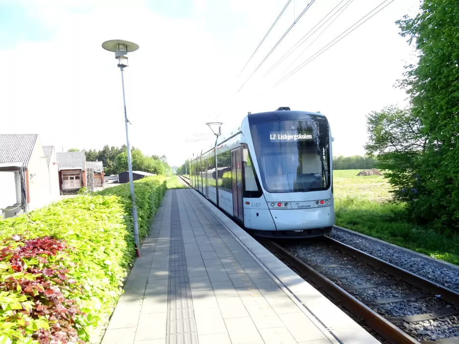 Aarhus Stadtbahn Linie L2 mit Niederflurgelenkwagen 1107-1207 auf Rude Havvej (2021)