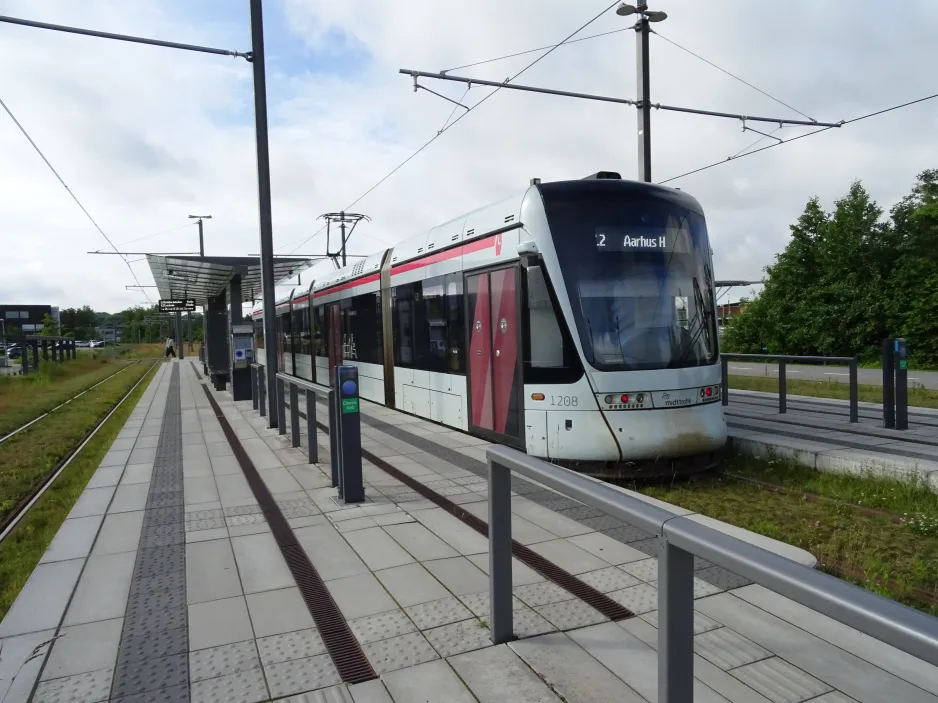 Aarhus Stadtbahn Linie L2 mit Niederflurgelenkwagen 1108-1208 am Universitetshospitalet (2024)