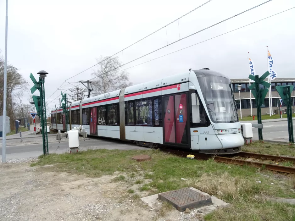 Aarhus Stadtbahn Linie L2 mit Niederflurgelenkwagen 1108-1208 nahe bei Gunnar Clausens Vej (2021)