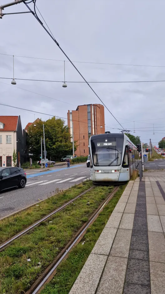 Aarhus Stadtbahn Linie L2 mit Niederflurgelenkwagen 1108-1208 nahe bei Nørreport (2024)