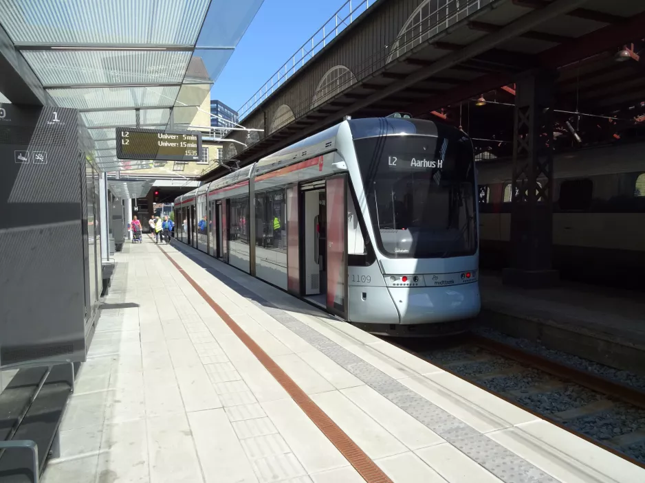 Aarhus Stadtbahn Linie L2 mit Niederflurgelenkwagen 1109-1209 am Hauptbahnhof (2018)