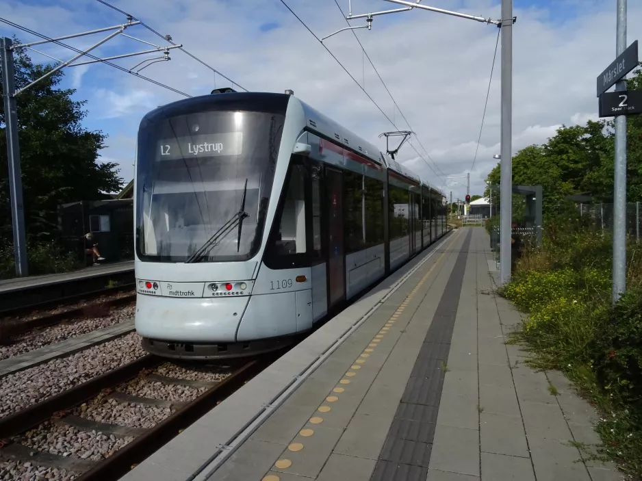Aarhus Stadtbahn Linie L2 mit Niederflurgelenkwagen 1109-1209 am Mårslet (2020)