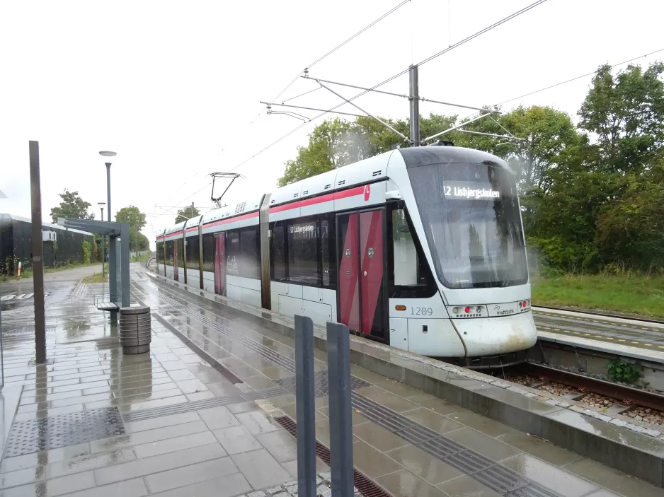 Aarhus Stadtbahn Linie L2 mit Niederflurgelenkwagen 1109-1209 am Tranbjerg (2022)