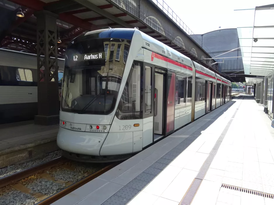 Aarhus Stadtbahn Linie L2 mit Niederflurgelenkwagen 1109-1209 im Hauptbahnhof (2018)