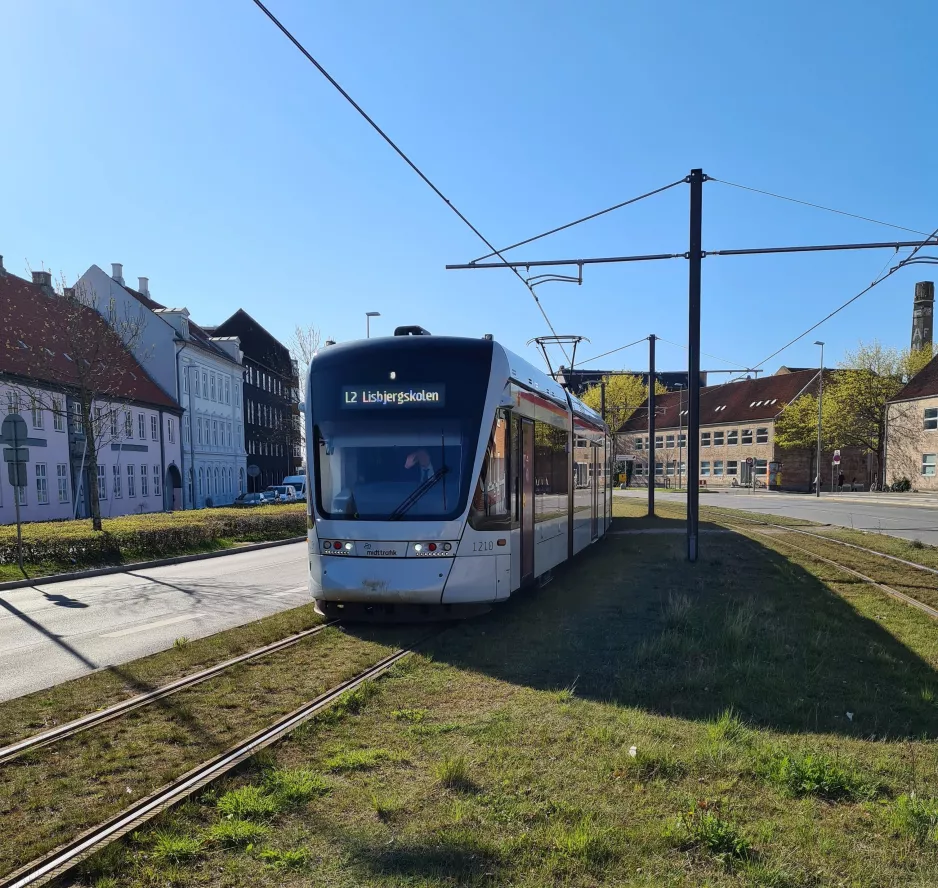 Aarhus Stadtbahn Linie L2 mit Niederflurgelenkwagen 1110-1210 am Nørreport (2021)