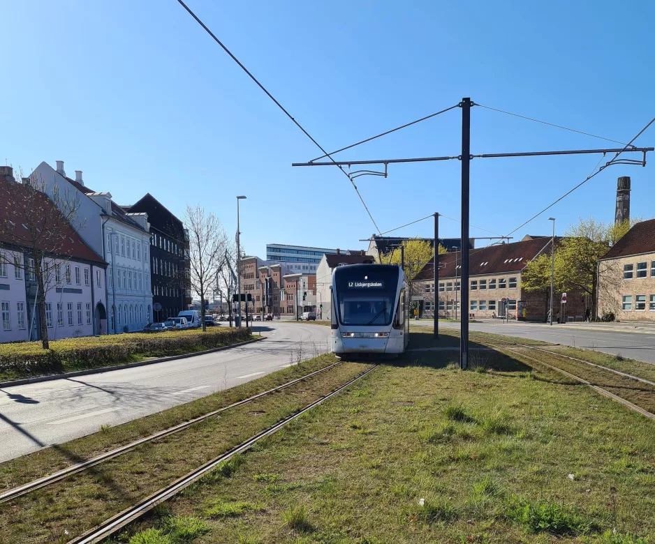 Aarhus Stadtbahn Linie L2 mit Niederflurgelenkwagen 1110-1210 vor Nørreport 18 (2021)