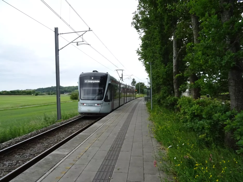 Aarhus Stadtbahn Linie L2 mit Niederflurgelenkwagen 1111-1211 am Nørrevænget  in Richtung Odder gesehen (2021)