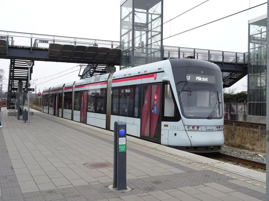 Aarhus Stadtbahn Linie L2 mit Niederflurgelenkwagen 1111-1211 am Viby (2021)