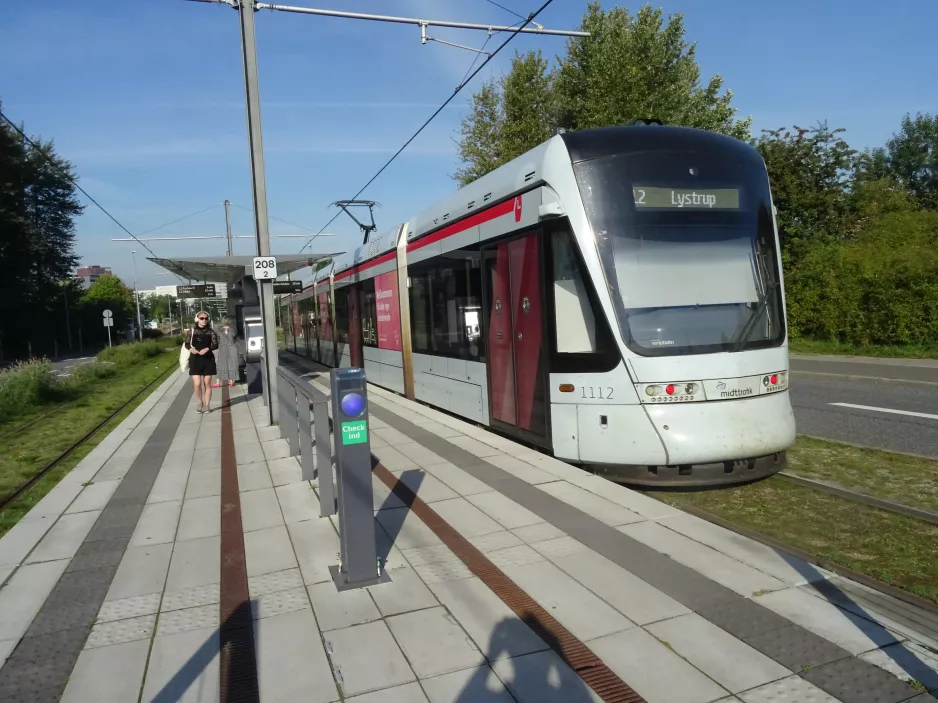 Aarhus Stadtbahn Linie L2 mit Niederflurgelenkwagen 1112-1212 am Olof Palmes Alle (2023)