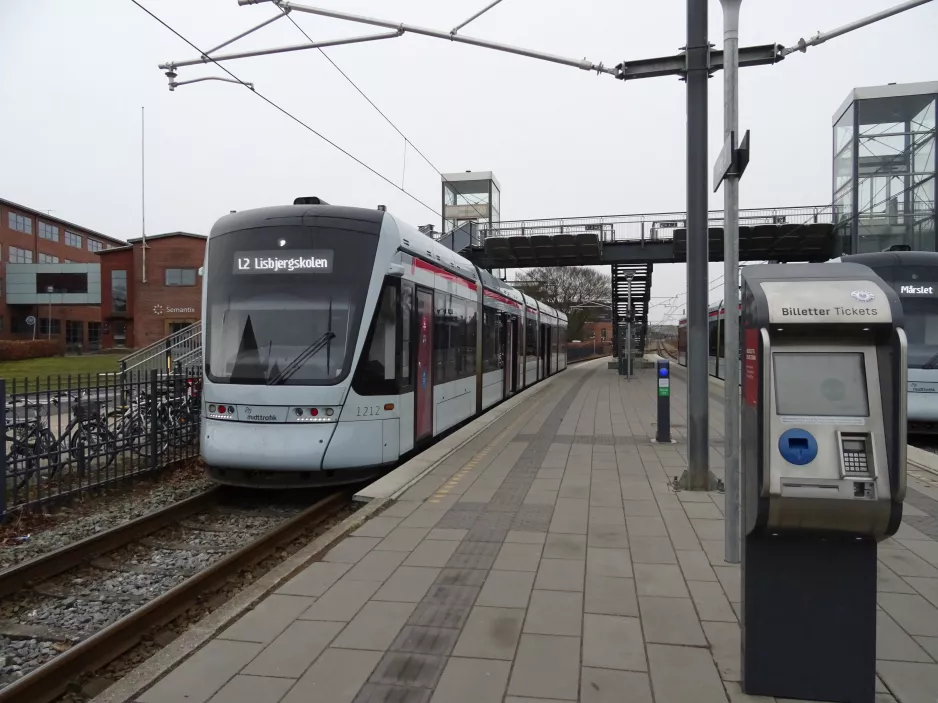 Aarhus Stadtbahn Linie L2 mit Niederflurgelenkwagen 1112-1212 am Viby (2021)