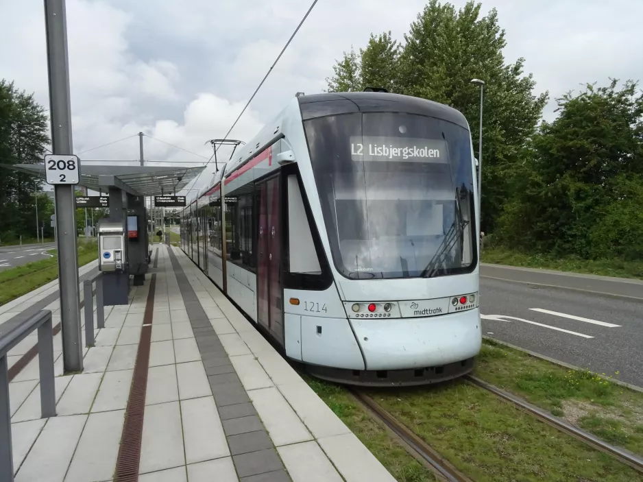 Aarhus Stadtbahn Linie L2 mit Niederflurgelenkwagen 1114-1214 am Olof Palmes Alle (2022)
