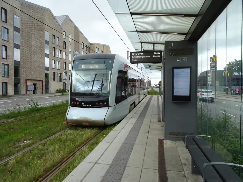 Aarhus Stadtbahn Linie L2 mit Niederflurgelenkwagen 2102-2202 am Stockholmsgade (2024)