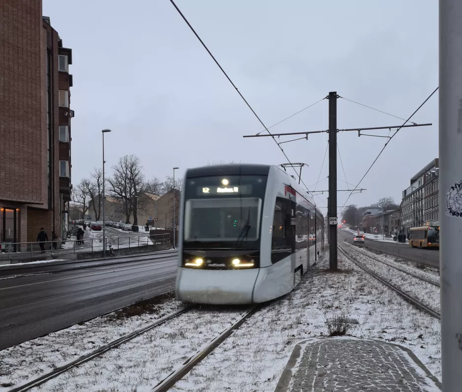 Aarhus Stadtbahn Linie L2 mit Niederflurgelenkwagen 2102-2202, die Vorderseite Nørrebrogade (2021)