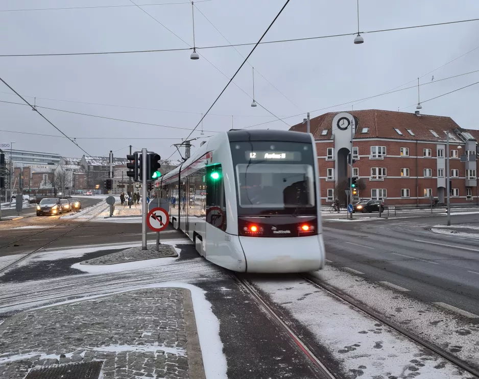 Aarhus Stadtbahn Linie L2 mit Niederflurgelenkwagen 2102-2202 im Nørrebrogade/Nørreport/Nørregade/Knudrisgade (2021)