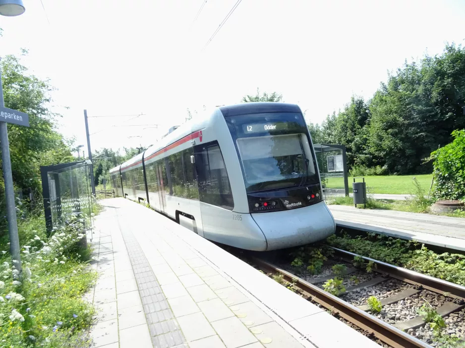 Aarhus Stadtbahn Linie L2 mit Niederflurgelenkwagen 2105-2205 auf Mølleparken (2021)